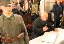 Starosta Teodor Grobelny składa podpis w księdze pamiątkowej po mszy w kościele p.w. św. Marcina