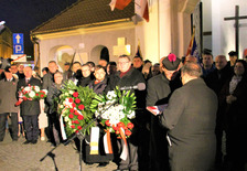 moment przekazania prezydenckiej flagi przez Andrzeja Derę