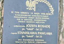 Tablica, która znajdowała się na drzewie w miejscu, gdzie zostali rozstrzelani Żołnierze Wyklęci Józef Rosada i Stanisław Pawlak