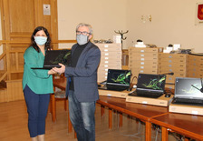 Starosta Jarociński Lidia Czechak, Dyrektor ZSP-B w Tarcach Sławomir Wilak - - przekazanie laptopów w ramach projektu 