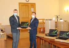 Członek Zarządu Mariusz Stolecki, Dyrektor ZSP nr 2 w Jarocinie Witold Bierła - - przekazanie laptopów w ramach projektu 