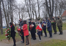 Członkowie zarządu Powiatu Jarocińskiego podczas składania kwiatów pod pomnikiem Stanisława Taczaka w Mieszkowie 