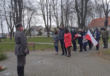 Członkowie zarządu Powiatu Jarocińskiego podczas składania kwiatów pod pomnikiem Stanisława Taczaka w Mieszkowie 
