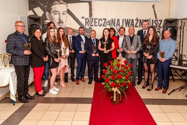 Zarząd Powiatu Jarocińskiego wraz z nagrodzonymi